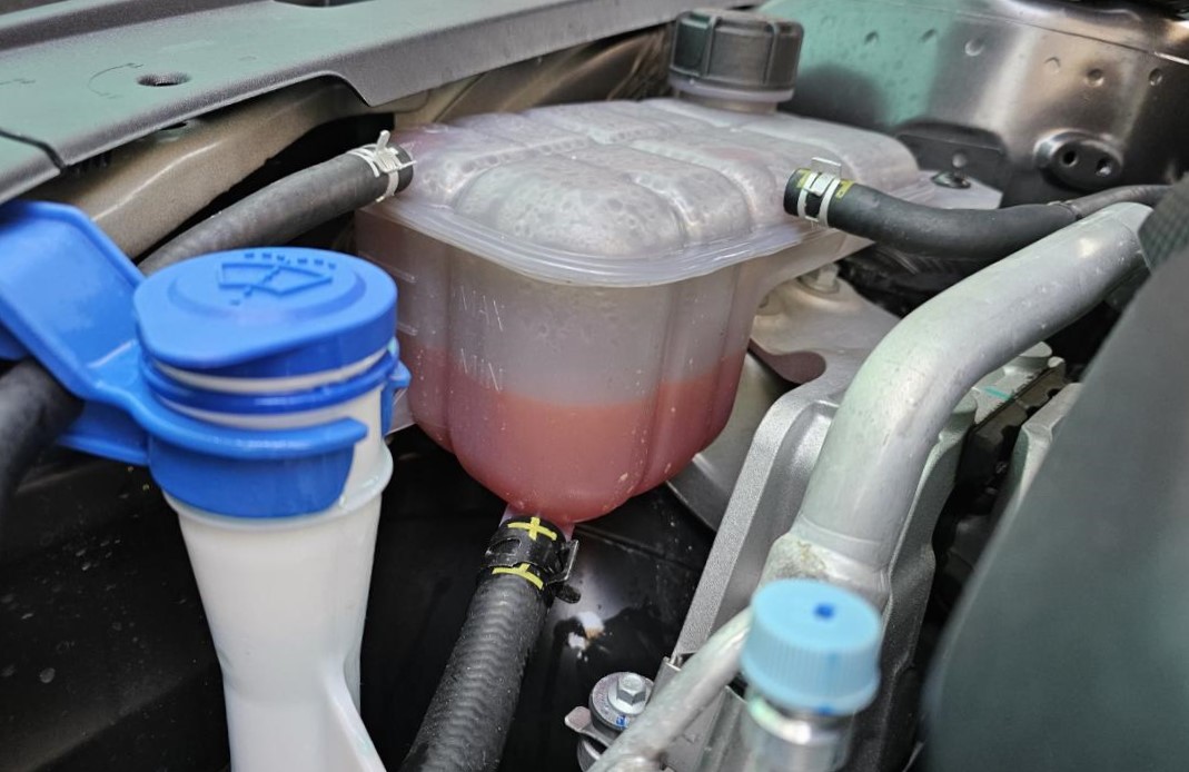 расширительный бачок чанган с уровнем антифриза